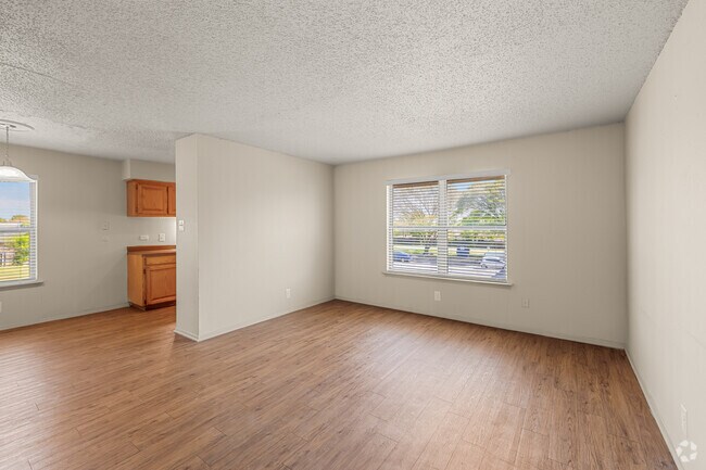 2 habitaciones, 1 baño - 974 pies cuadrados - Sala de estar - Cleburne Plaza