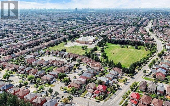Building Photo - MAIN 37 SANDHAM CRESCENT