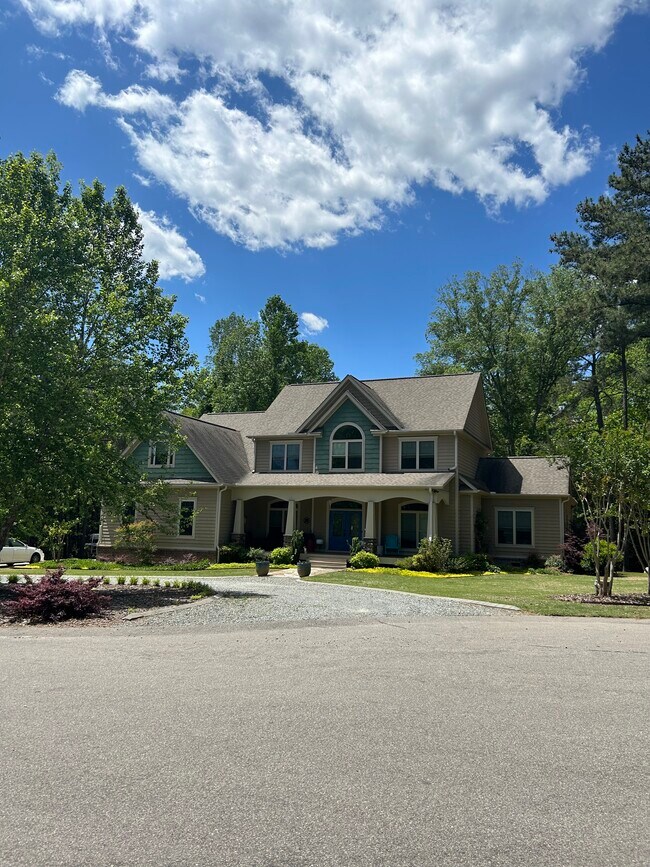 Building Photo - 145 VINCA Dr