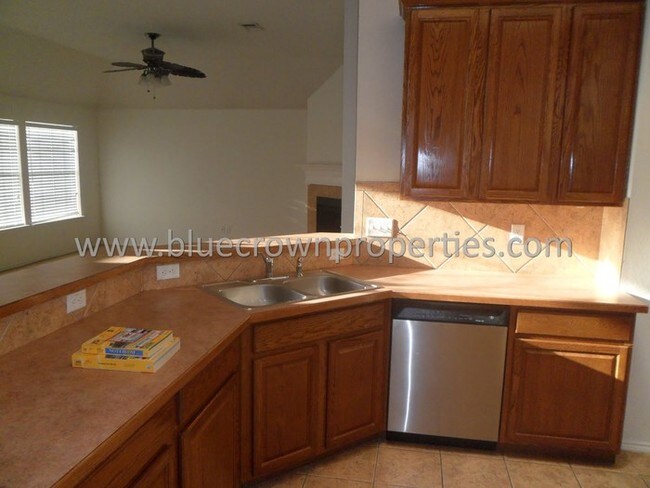 Building Photo - Spacious 3 or 4 Bedroom w/ 3 Car Garage