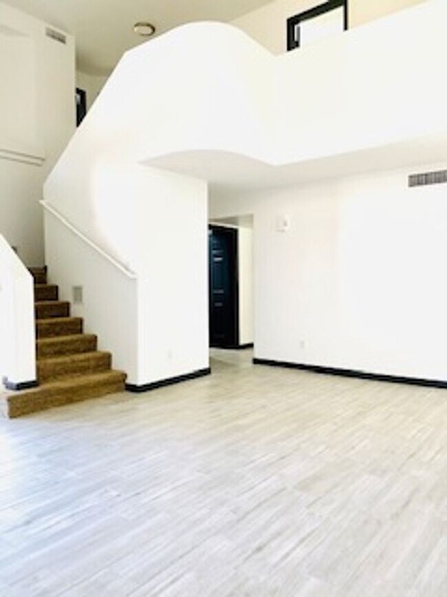 Building Photo - Large 4 Bedroom, 2.5 Bath