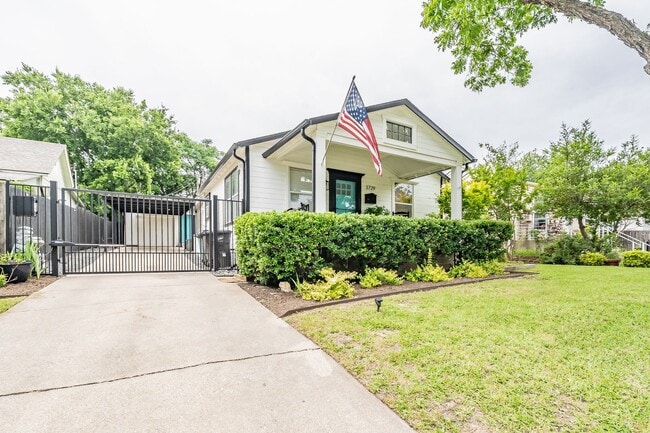 Building Photo - Charming home in the Arlington Heights nei...