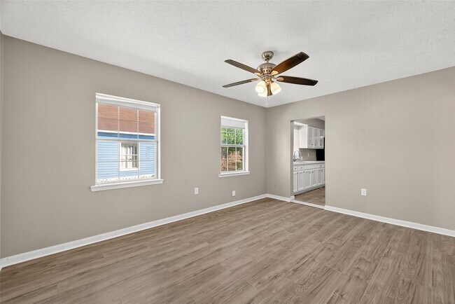 Building Photo - 2313 35th Ave N