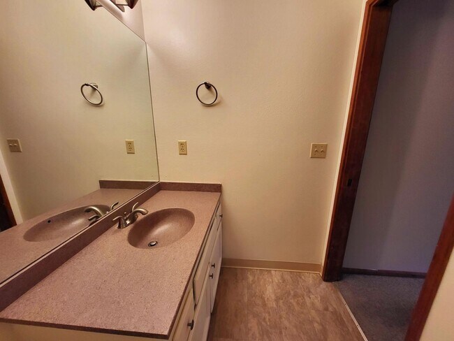 Foto del edificio - 15057-15063 Boones Way