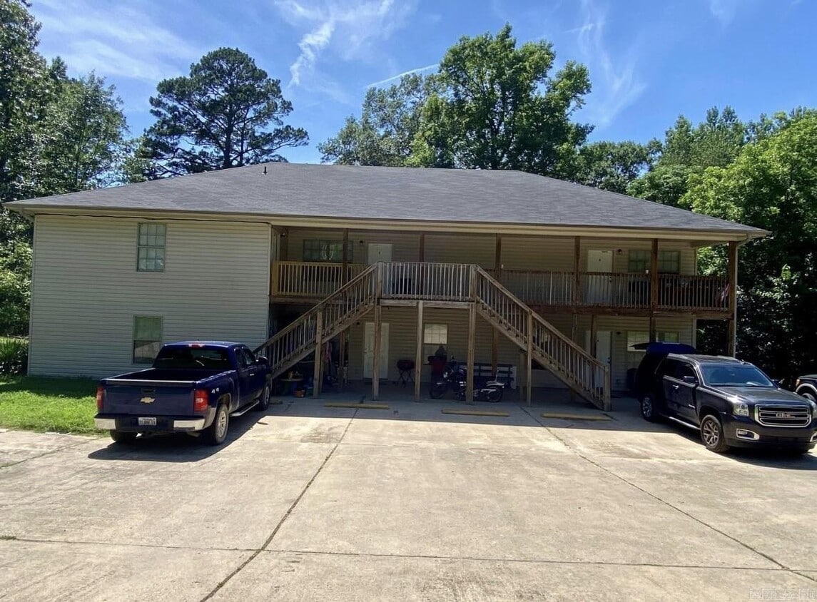 Primary Photo - 320 Elmo St