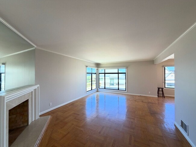Building Photo - UPDATED HUGE SUNNY 2250sf 3BR+Den/1+2Half BA 2250sf Sunset/UCSF Home VIEWS AVAILABLE NOW