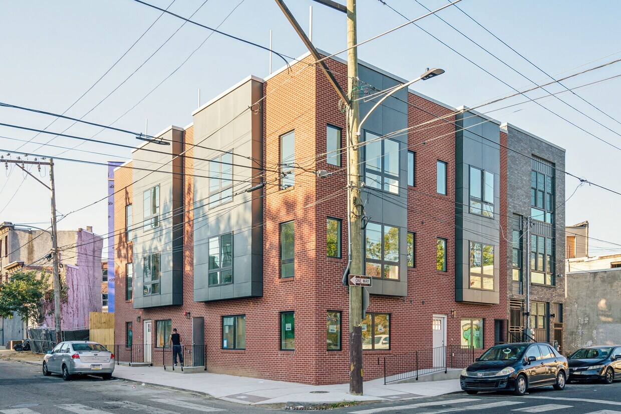 Foto del edificio - 2400 W Montgomery Ave