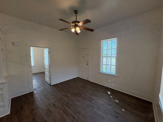 Building Photo - Newly Remodeled Home Available Now!