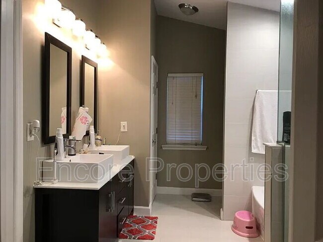 Foto del edificio - 8417 Whisper Ridge Pl