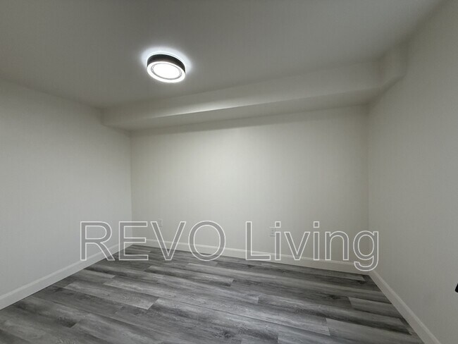 Building Photo - 7800 Lundy's Ln