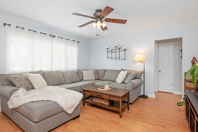 Foto del edificio - 3 bed 1.5 baths + 2 car garage with a larg...
