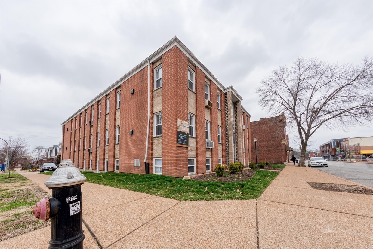 Building Photo - 3199 Morganford Rd