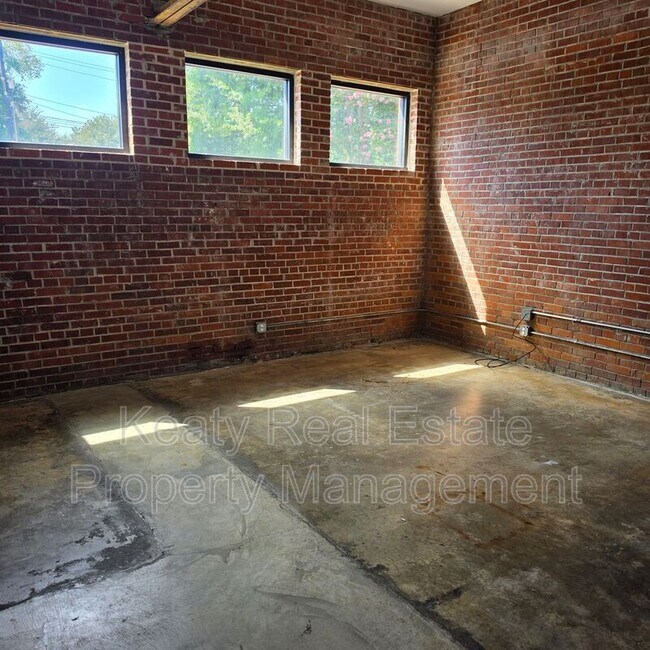 Foto del edificio - 136 E Cypress St