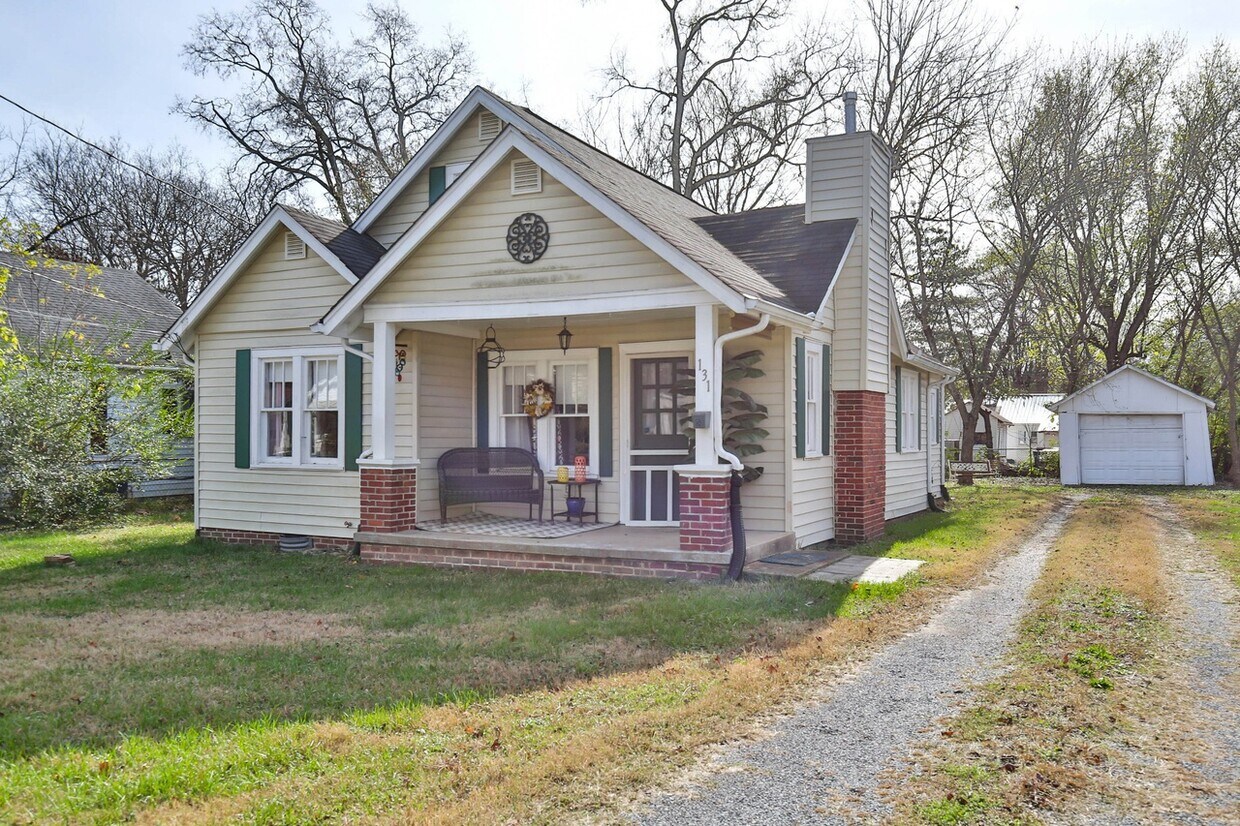 Building Photo - 131 E Woodrow St