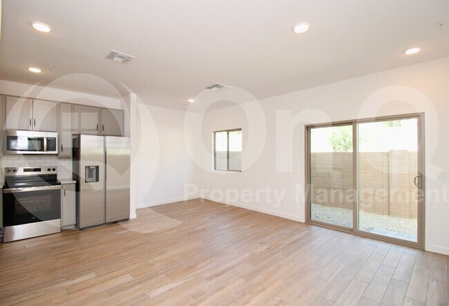 Building Photo - 2820 W Red Fox Rd