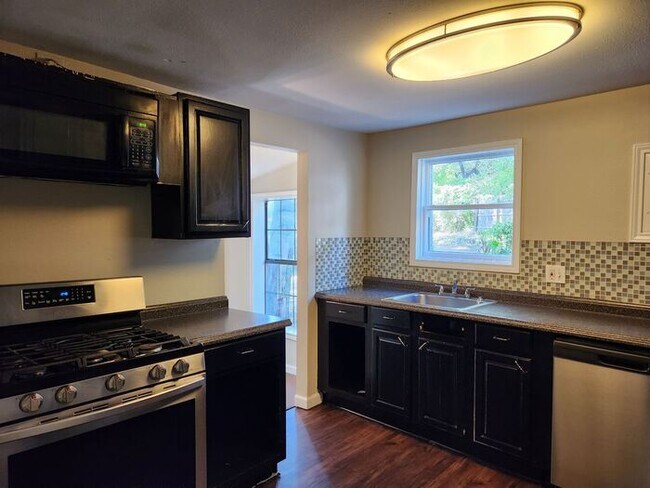 Building Photo - JULY MOVE IN SPECIAL: FREE 1st month w/18-...