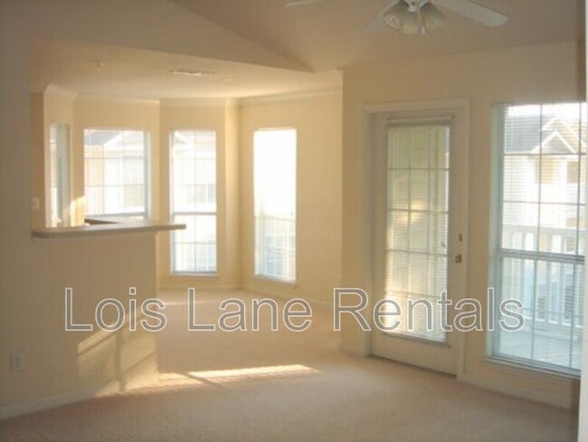 Building Photo - 700 Daniel Ellis Dr