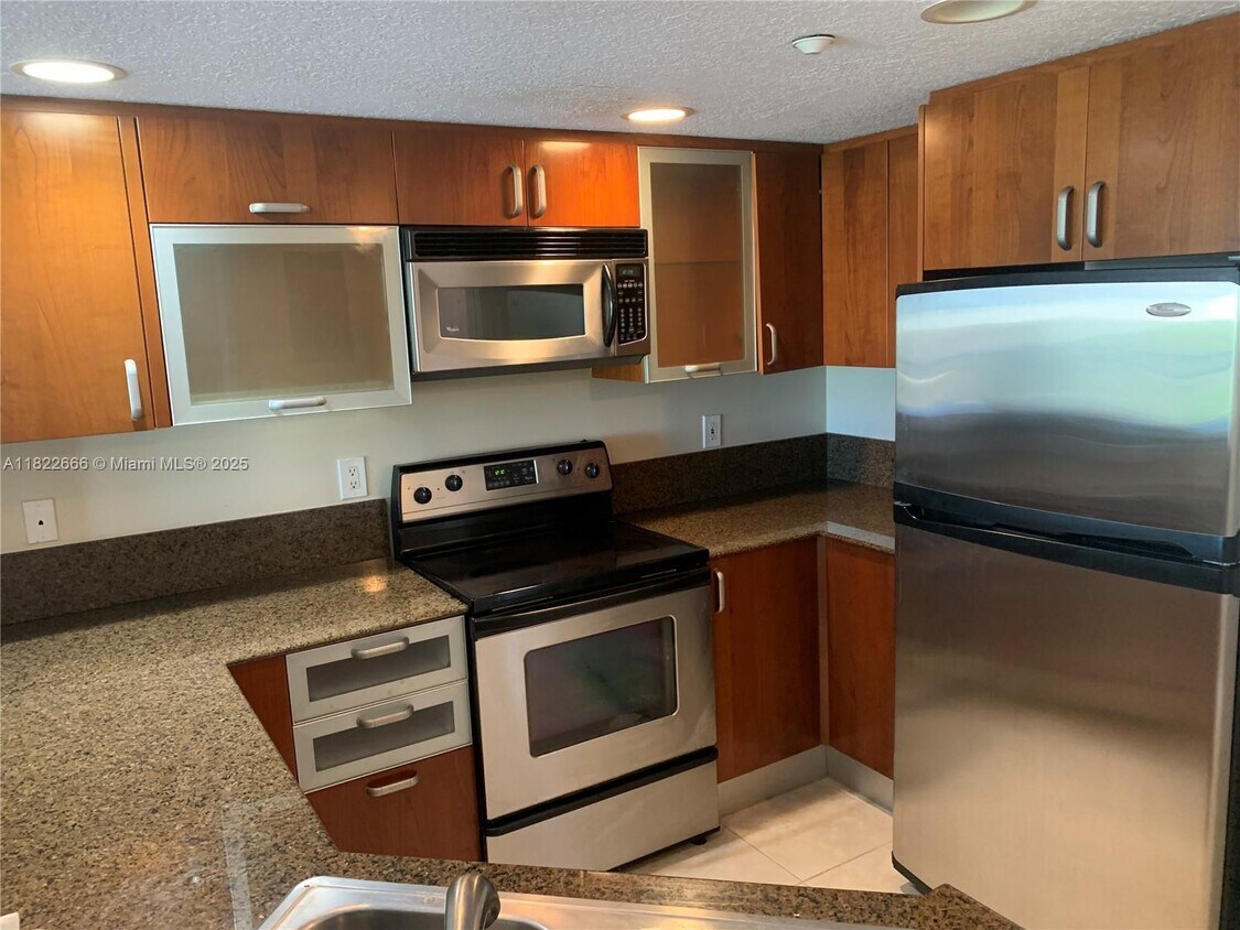 Foto principal - 201 Golden Isles Dr