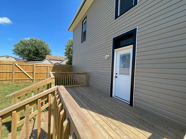 Foto del edificio - 7855 East St