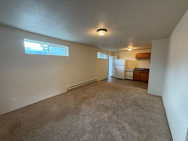 Foto del edificio - One Bedroom, One-bathroom Apartments Located in Gering!