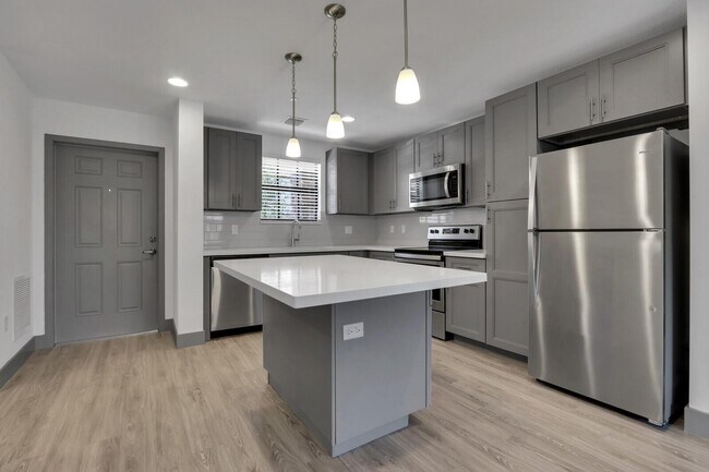 Foto del edificio - 630 NE 14th Ct