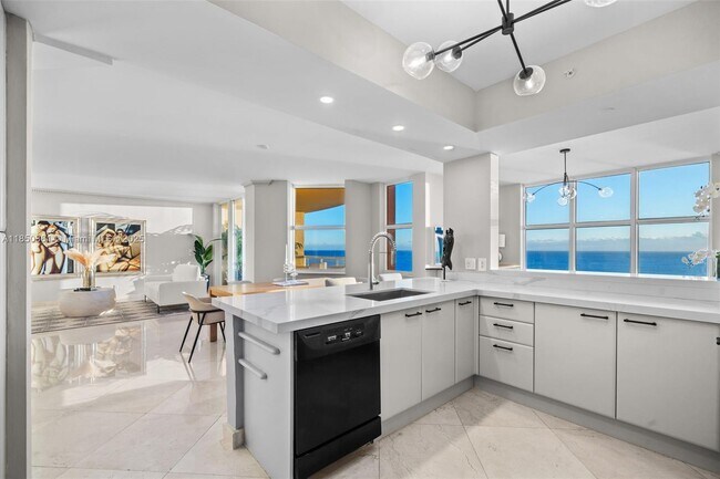 Foto del edificio - 2100 N Ocean Blvd