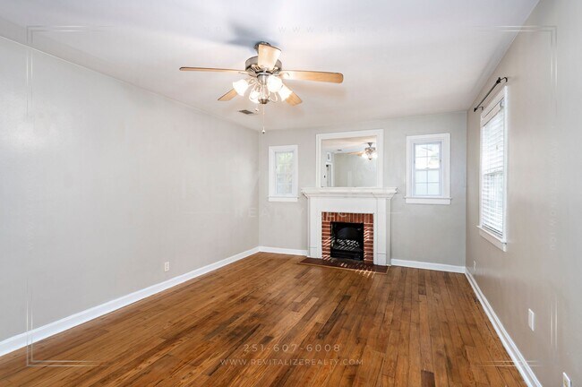 Building Photo - Updated 2 Bed 1 Bath Cottage in Established Neighborhood!