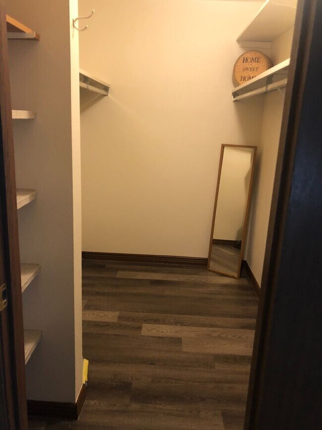 Building Photo - Spacious 2-bedroom Condo-Ground level!