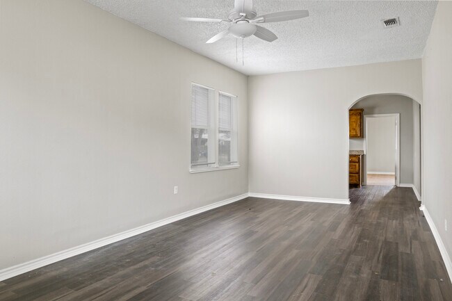 Building Photo - 315 Elm St