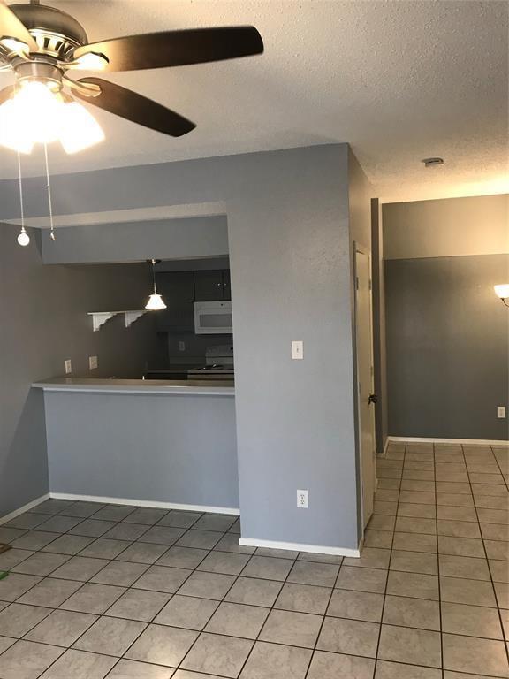 Building Photo - 7127 N Holiday Dr