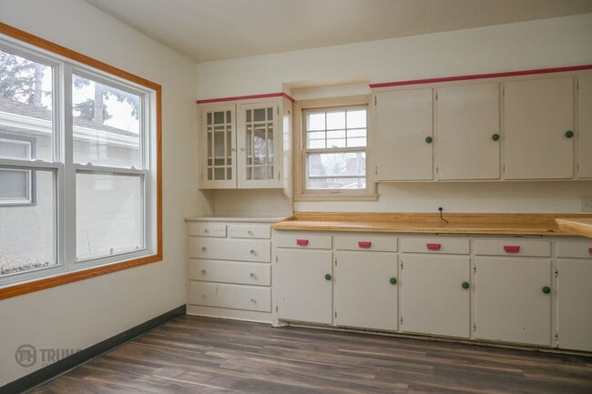 Foto del edificio - Large 6 Bedroom Home for Rent! Great Location on University! *RENT SPECIAL*