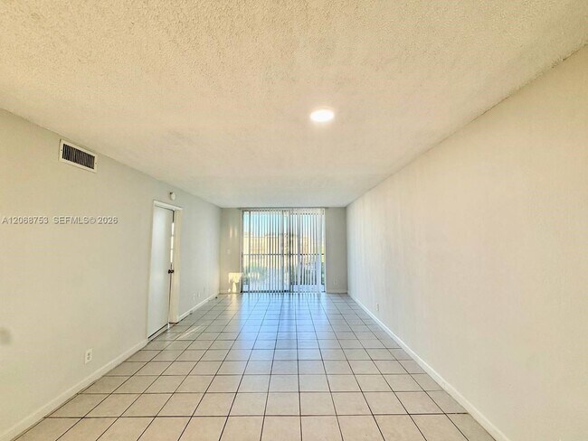 Foto del edificio - 8750 N Sherman Cir