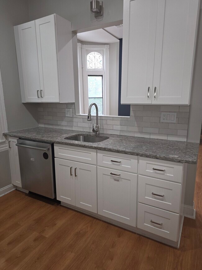 Cocina mirando hacia la sala de estar. - 1700 Linden Ave