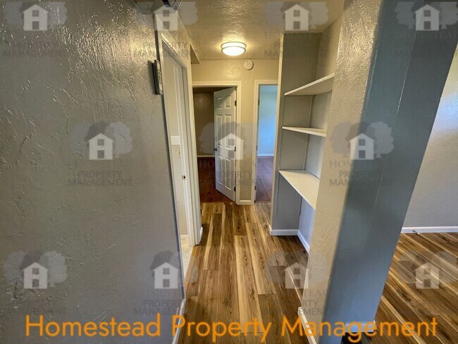 Building Photo - Cute as a button! Two blocks from WOU and Historical downtown Monmouth!