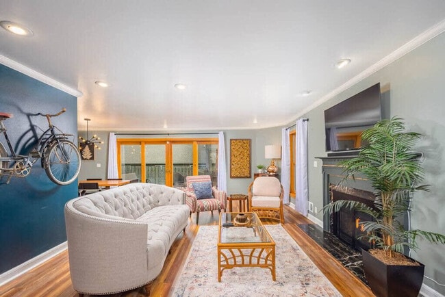 Building Photo - 111 River Dr