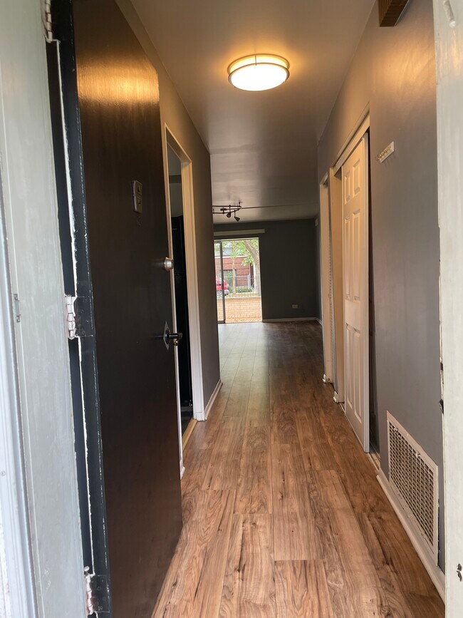 Building Photo - 7074 N Ridge Blvd