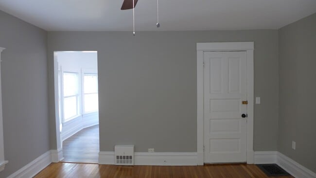 Building Photo - 136 Elgin Ave