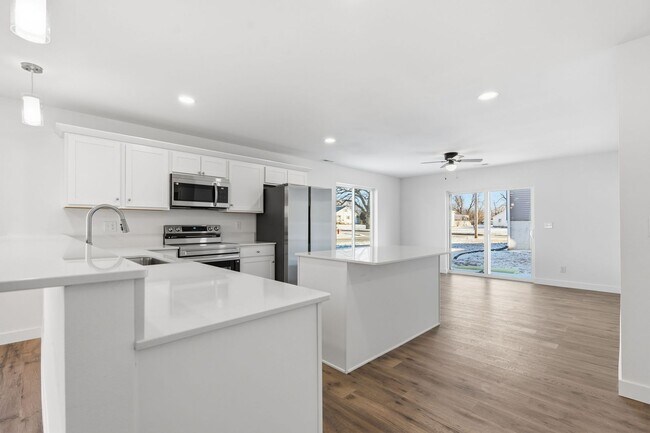 Foto del edificio - Brand New 3 Bedroom 2 1/2 bath - 2 Level Town House Condo in Hiawatha