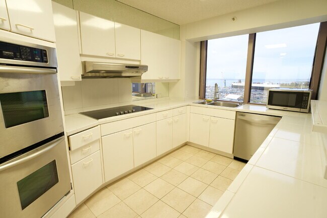 Foto del edificio - Spacious 2BR/2BA w/ Views, Lanai & 2 Parking – One Waterfront Tower