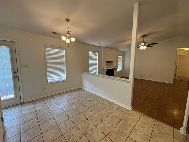 Foto del edificio - Available to Show