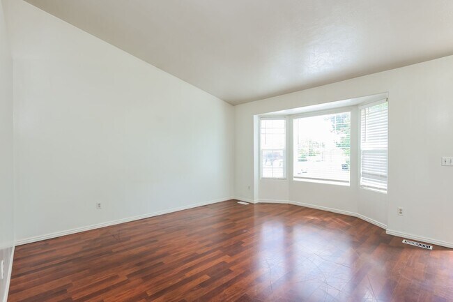 Building Photo - 4 Bed/ 3 Bathroom house in West Jordan