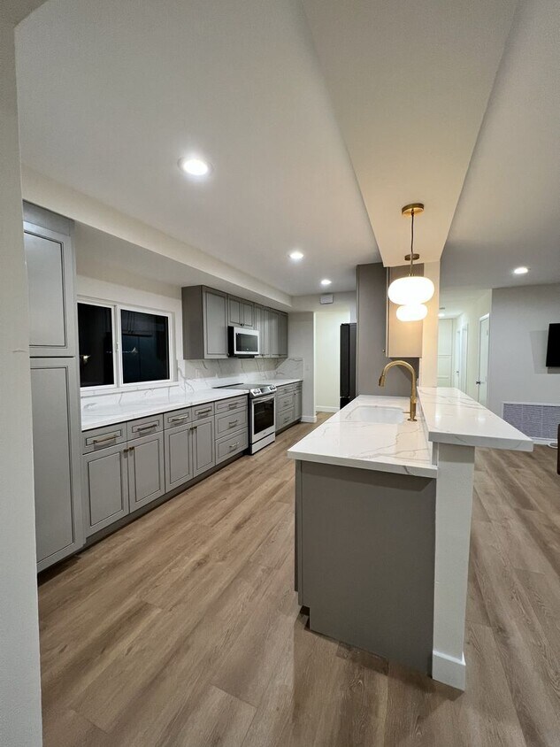 Foto del edificio - Charming ranch-style home located in a wonderful Tustin neighborhood