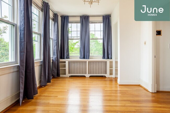 Foto del edificio - Queen room in 7-bed/4.0-bath Home
