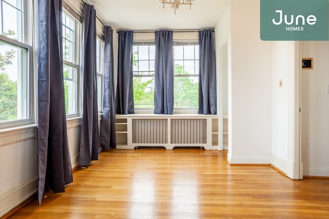 Building Photo - Queen room in 7-bed/4.0-bath Home