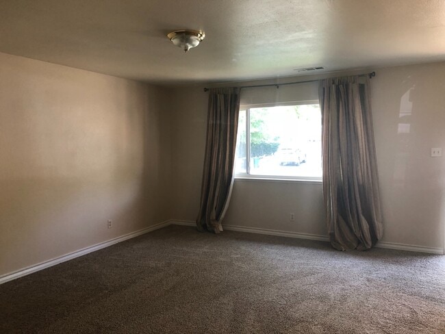 Building Photo - 4 bedroom 2 bathroom downtown Red Bluff home