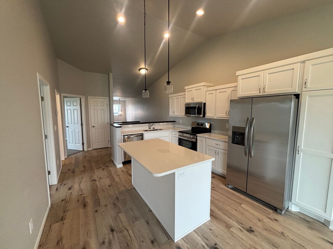 Foto principal - Brand-New 4-Bed Twinhome | 2,180 Sq Ft | S...