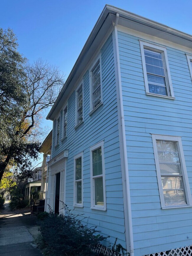 Building Photo - UPDATED DUPLEX- LOWER UNIT- WALK TO STARLA...
