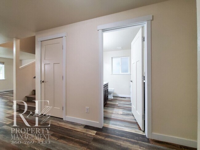 Foto del edificio - Modernized Two-Story with Open Layout, Gas Fireplace & Large Fenced Yard