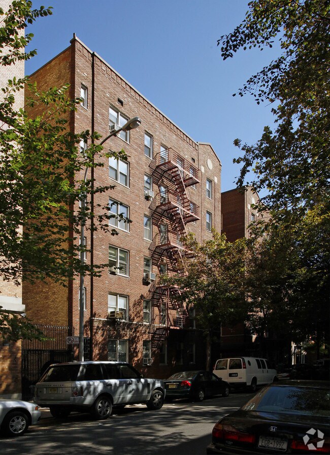 Foto principal - 221 E 78th Street