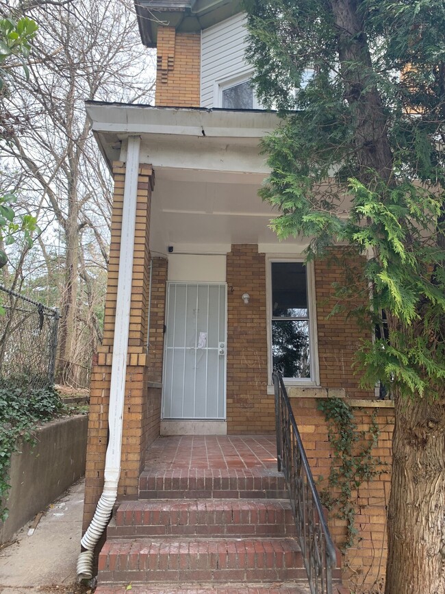 Building Photo - 2800 Clifton Park Terrace